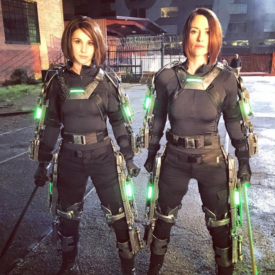 Chyler Leigh Updates: Nueva y antigua foto de Chyler Leigh en el set de