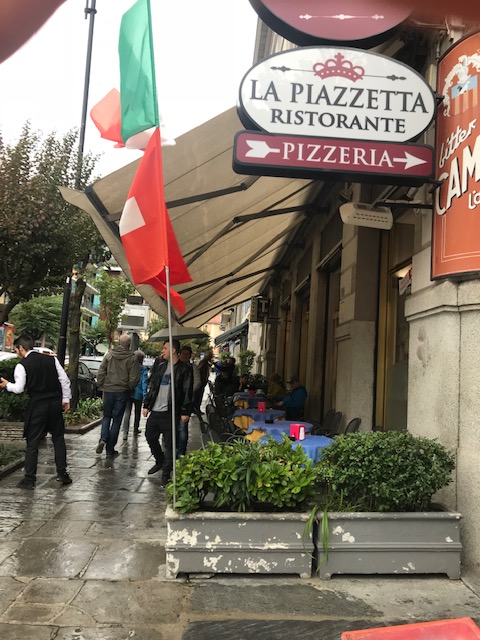 イタリア・ドモドッソラ駅前のピザ屋さん