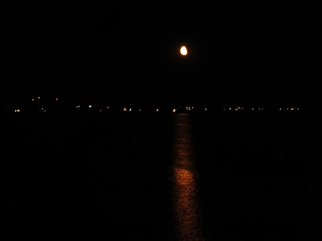 nocne jezioro Nysa, Głębinów, Rybak, księżyc, światła
