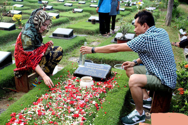 Image result for ziarah ke makam menjelang hari raya lebaran