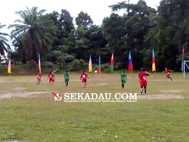 FINAL, TIGER FC VS SMK N 1 SEKADAU HILIR SEKADAU (Kartini Cup) - Laga perempat Final Kartini Cup 2017 yang disponsori Bapak Ir. Tumpal Pardede bekerjasama dengan PSSI kabupaten sekadau yang diselenggarakan dilapangan Ej.Lantu sekadau hilir kian menghadirkan permainan yang menarik untuk disaksikan