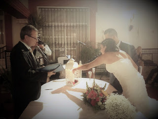 Oficiante de bodas en los salones El Quema, en Albaida del Aljarafe, con el ritual de las velas