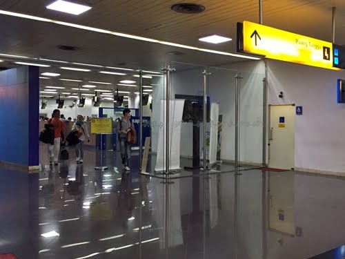 インドネシア ジャカルタ空港到着 短期の旅行目的はビザ不要で入国 ぶらっとアジな旅