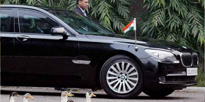 भारत का राष्ट्रीय ध्वज किन कारों पर लगाया जा सकता है