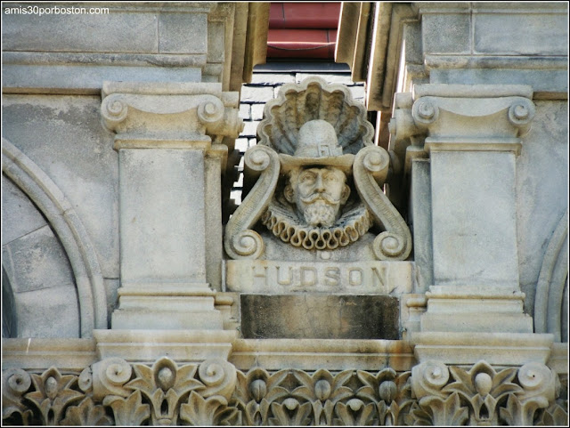 Escultura de Henry Hudson en la Fachada del Capitolio de Nueva York en Albany Escultura de Henry Hudson en la Fachada del Capitolio de Nueva York en Albany