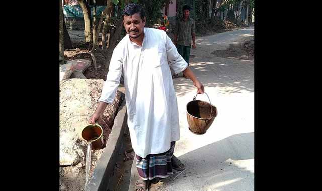 Dhunate personal money to build drain next to the government road! ধুনটে ব্যক্তিগত টাকায় সরকারি সড়কের পাশে ড্রেন নির্মান!