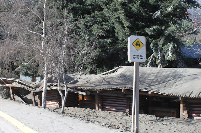 Cinzas vulcânicas, no centro de Villa la Angostura, em 2011 Cinzas vulcânicas, no centro de Villa la Angostura, em 2011