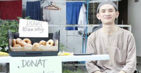 Demi Bantu Kaum Dhuafa, Mualaf Tampan Ini Rela Jual Donat Dengan Harga Yang Sangat Murah