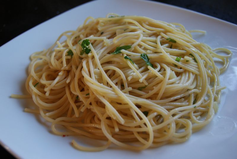 Espaguetis al ajo (aglio e olio) Cocina y amigos