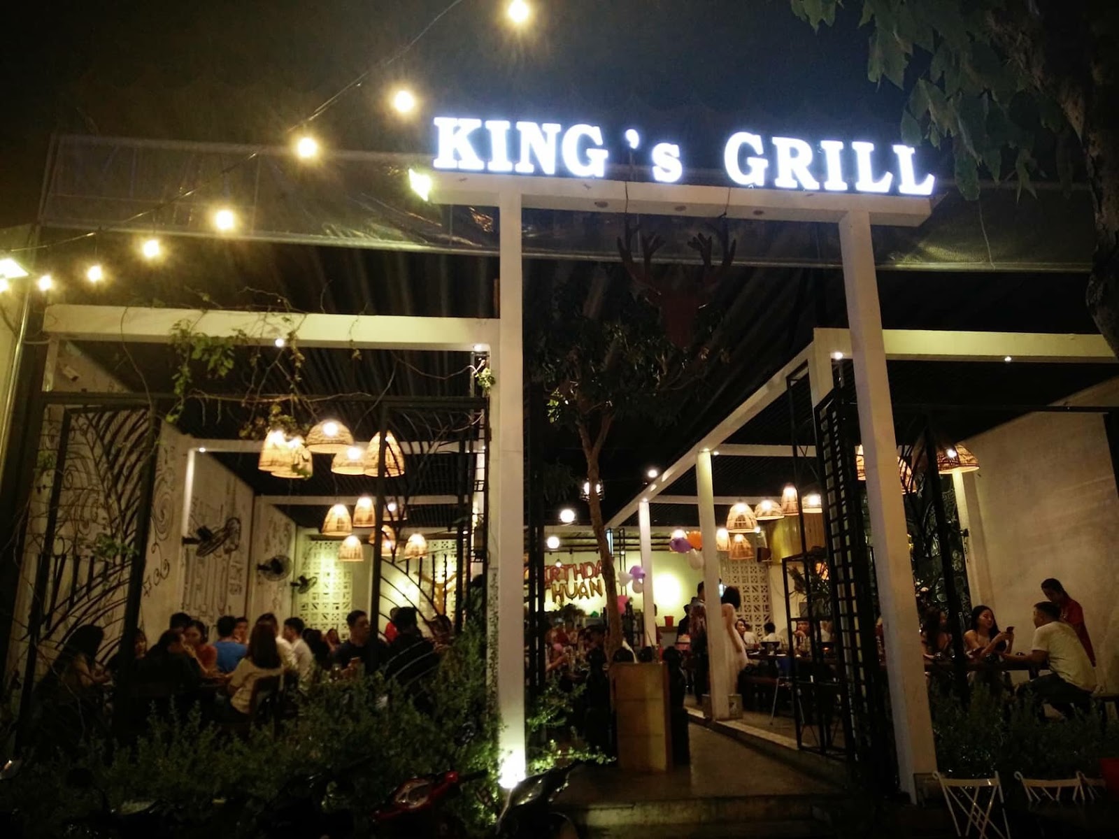KING's GRILL Một chiều mưa tầm tã Dân văn phòng đi Review