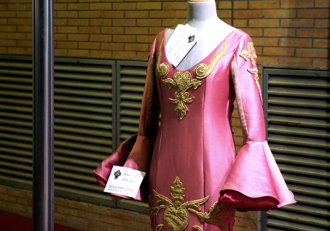 Vestido de satén con aplicaciones doradas