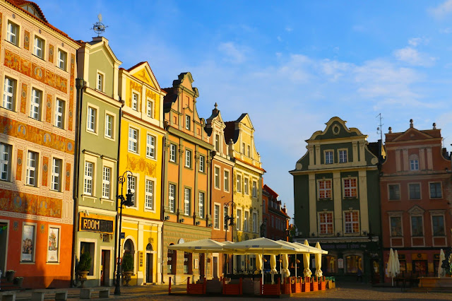 Praça do Mercado e suas lindas casas coloridas, em Poznan.