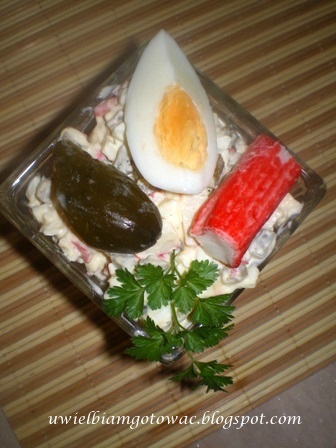 Sałatka z surimi, ogórka kiszonego i jajek