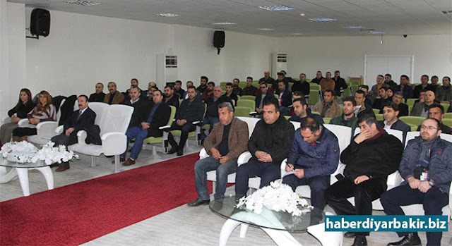 Diyarbakır’da nitratlı gübrenin kontrollü kullanılması toplantısı DİYARBAKIR-Diyarbakır Gıda Tarım ve Hayvancılık İl Müdürlüğü, “Nitratlı Gübrelerin Kontrollü kullanılması” konulu toplantı gerçekleştirdi.