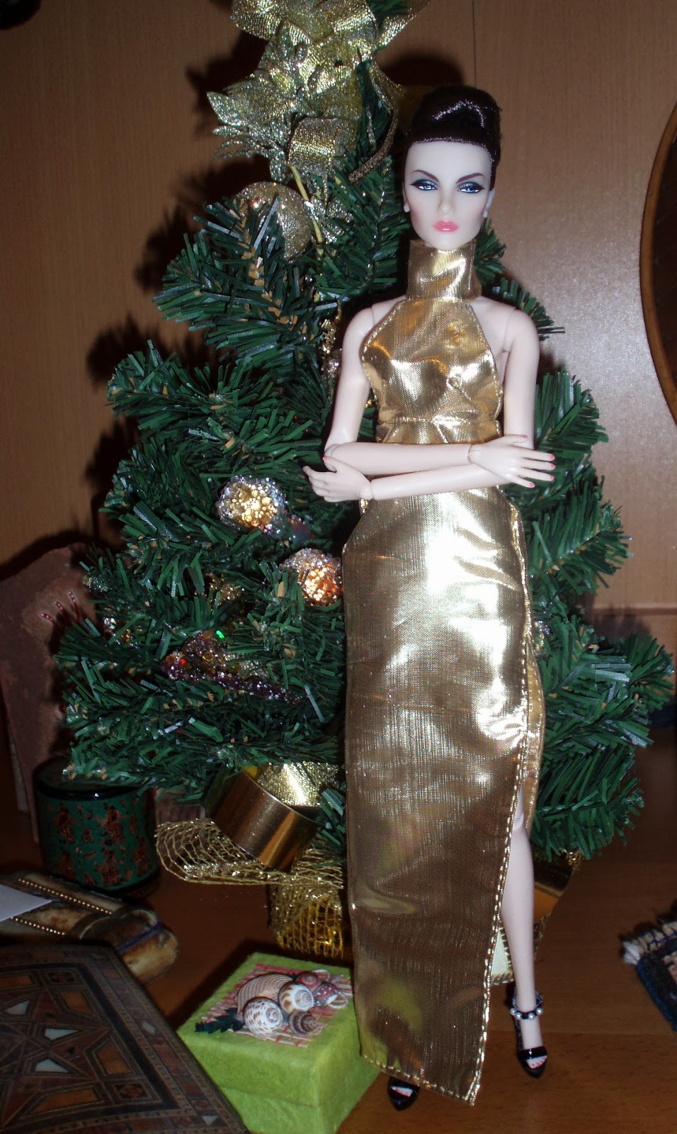 billa's dolls and fashions Happy new year!!! A golden lame gown for