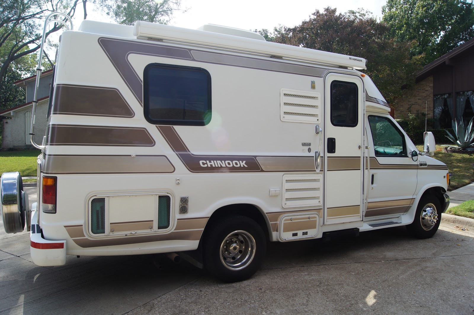 Chasing 75 1998 Chinook Concourse Side Entry for Sale!! SOLD