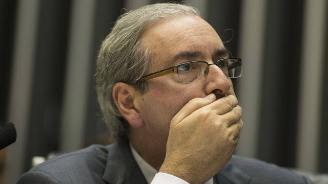 Resultado de imagem para presidente da Câmara dos Deputados colocava a mão na boca ao falar com alguém.