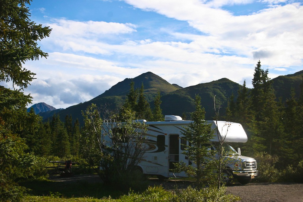 10 Tips to Choose Perfect Used Camper Van For Your Family Camping