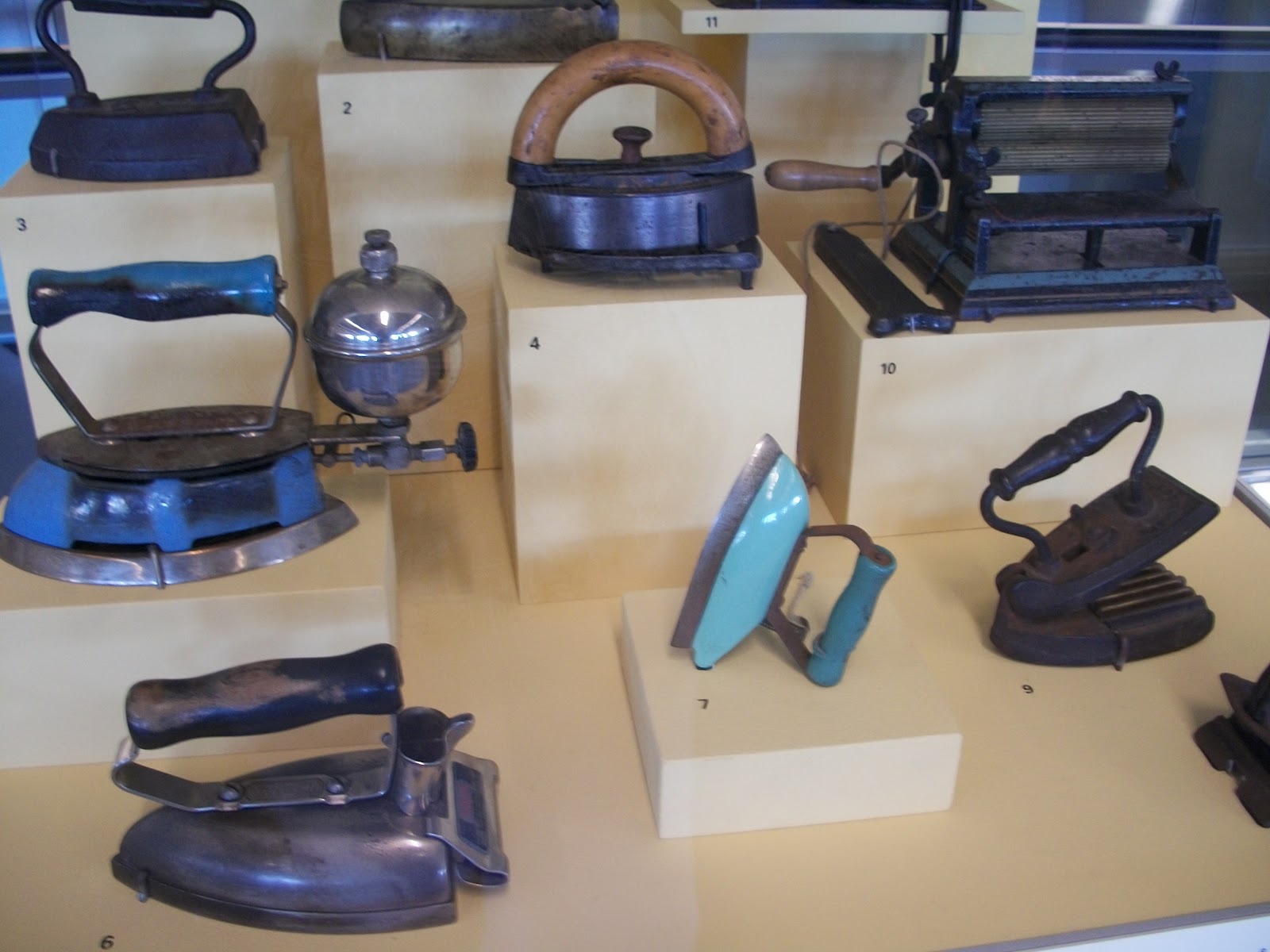 EWESPECIAL Sewing Machines Through the Ages