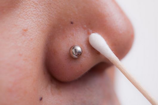 Como curar piercing no nariz inflamado