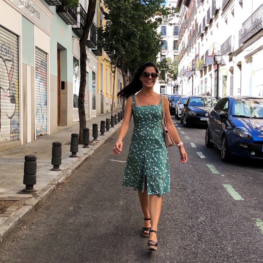 SUMMER OUTFIT LOOK: Vestido midi de flores con botones