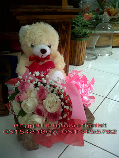 bunga tangan plus boneka rangkaian bunga tangan plus boneka