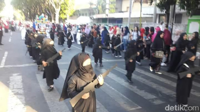 Viral Karnaval TK Bercadar Dan 'Bersenjata', Ini Penjelasan Sekolah Viral Karnaval TK Bercadar Dan 'Bersenjata', Ini Penjelasan Sekolah