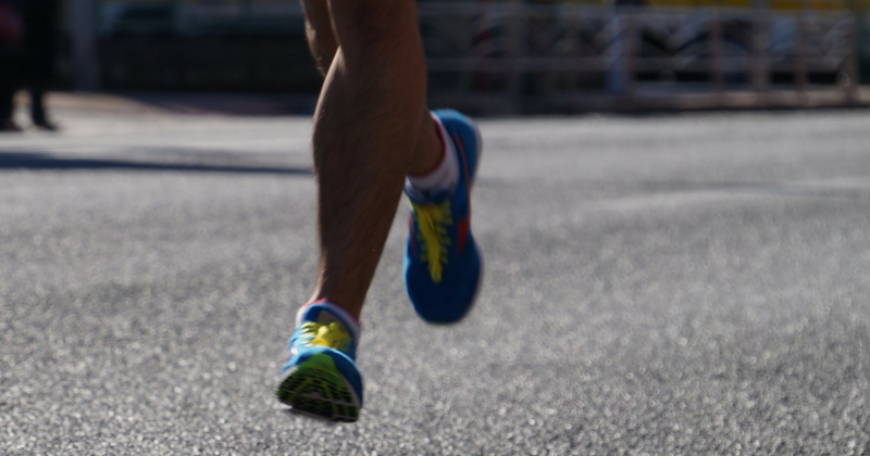 Парень и девушка бегут. Дыхание при беге. Ноги бегут по дороге. Спорт бег. Медленный бег.