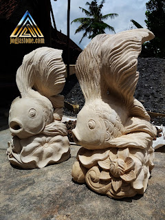 patung ikan mas hias / ikan mas koki untuk air mancur kolam yang dibuat dari batu alam paras jogja atau batu alam putih