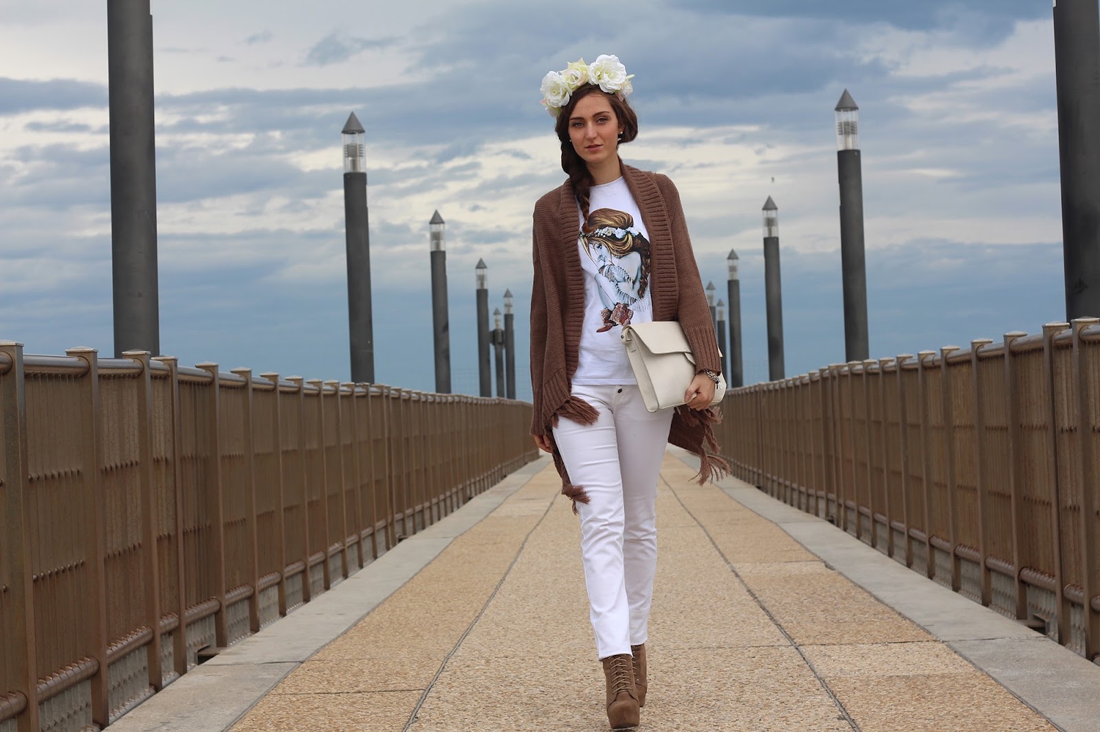 fashion blogger pescara girl italian style outfit floral crown siamoises t-shirt white brown jeffry campbell