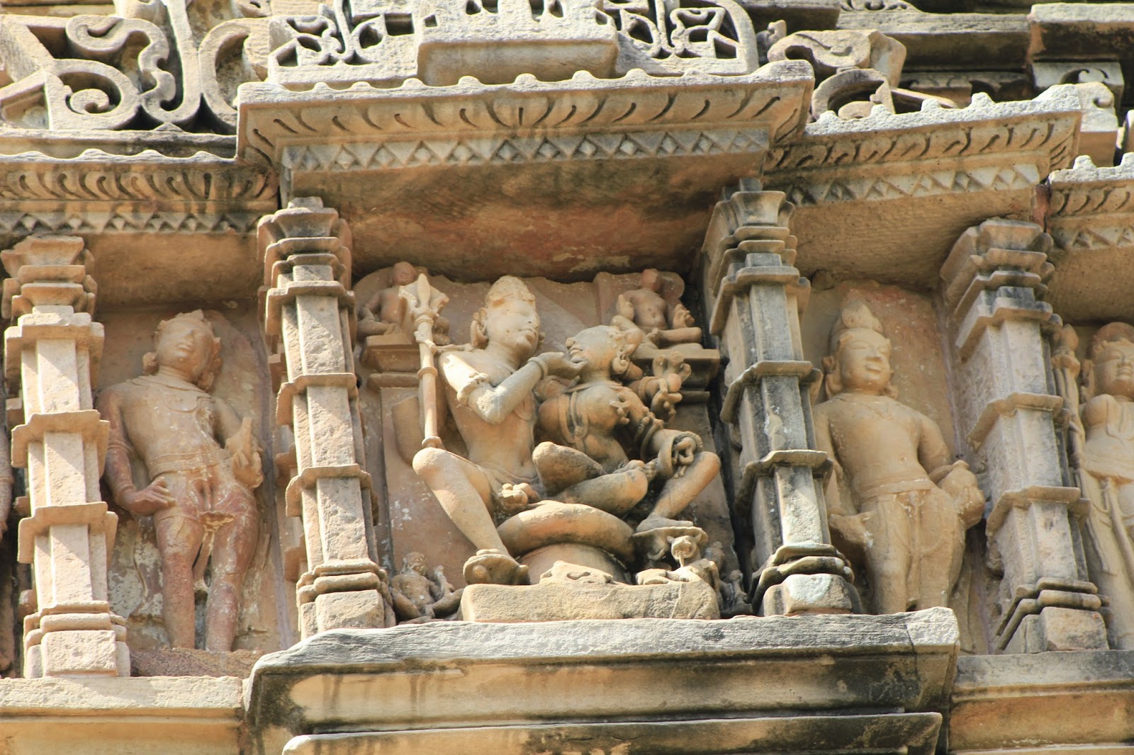 памятники кхаджурахо (штат мадхья-прадеш). скульптуры каджурахо. храм шивы в каджурахо. храм любви в индии. катманду храм любви.