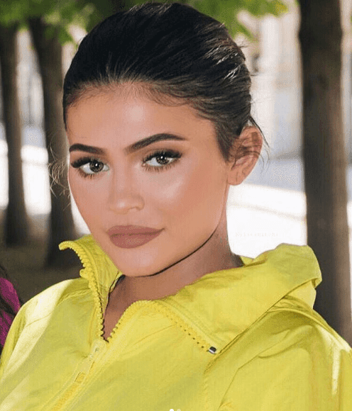 Kylie Jenner's Lemon Vibes And Makeup Look For The Louis Vuitton Show ...