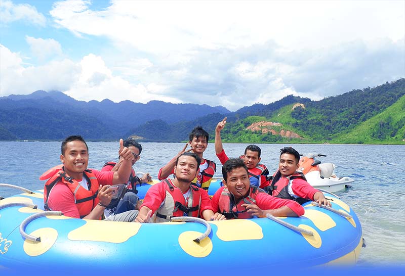 Playing Banana Boat in Setan Island, A Tourist Attraction in West Sumatra, west sumatra tourism  west sumatra islands  west sumatra map  tourist attractions in north sumatra  west sumatra beaches  things to do in padang  padang sumatra  west sumatra culture