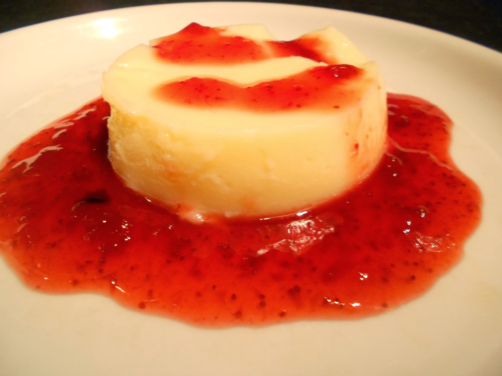 Eierlikörpudding mit Erdbeersauce — Verboten gut