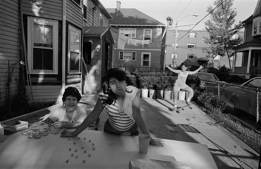 foto por Sage Sohier - Brighton, MA - 1982 | fotos vintage, black and white photography | iconoCero by Sage Sohier - Brighton, MA - 1982 | photos | imagenes bellas, fotos en blanco y negro bonitas | cool pics | 80s America