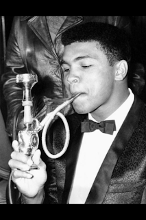 Mohamed Ali fumando cachimba