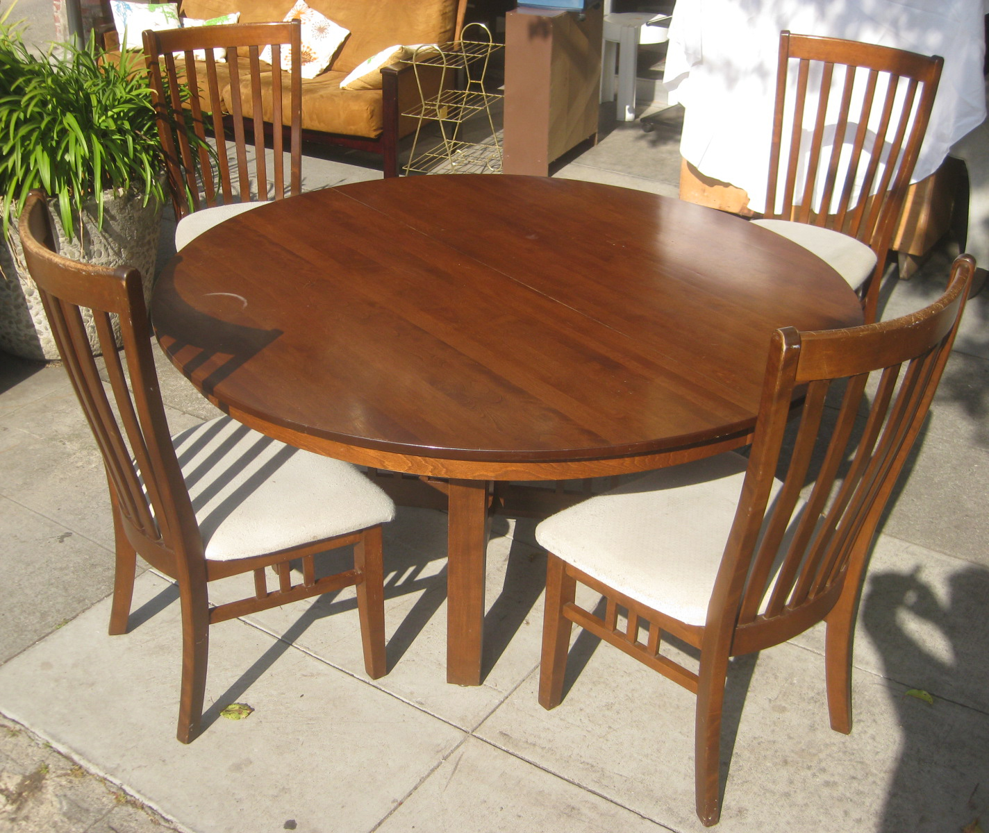 Uhuru Furniture Collectibles Sold Round Dining Table And 4 Sold Round Dining Table And 4 Chairs 175