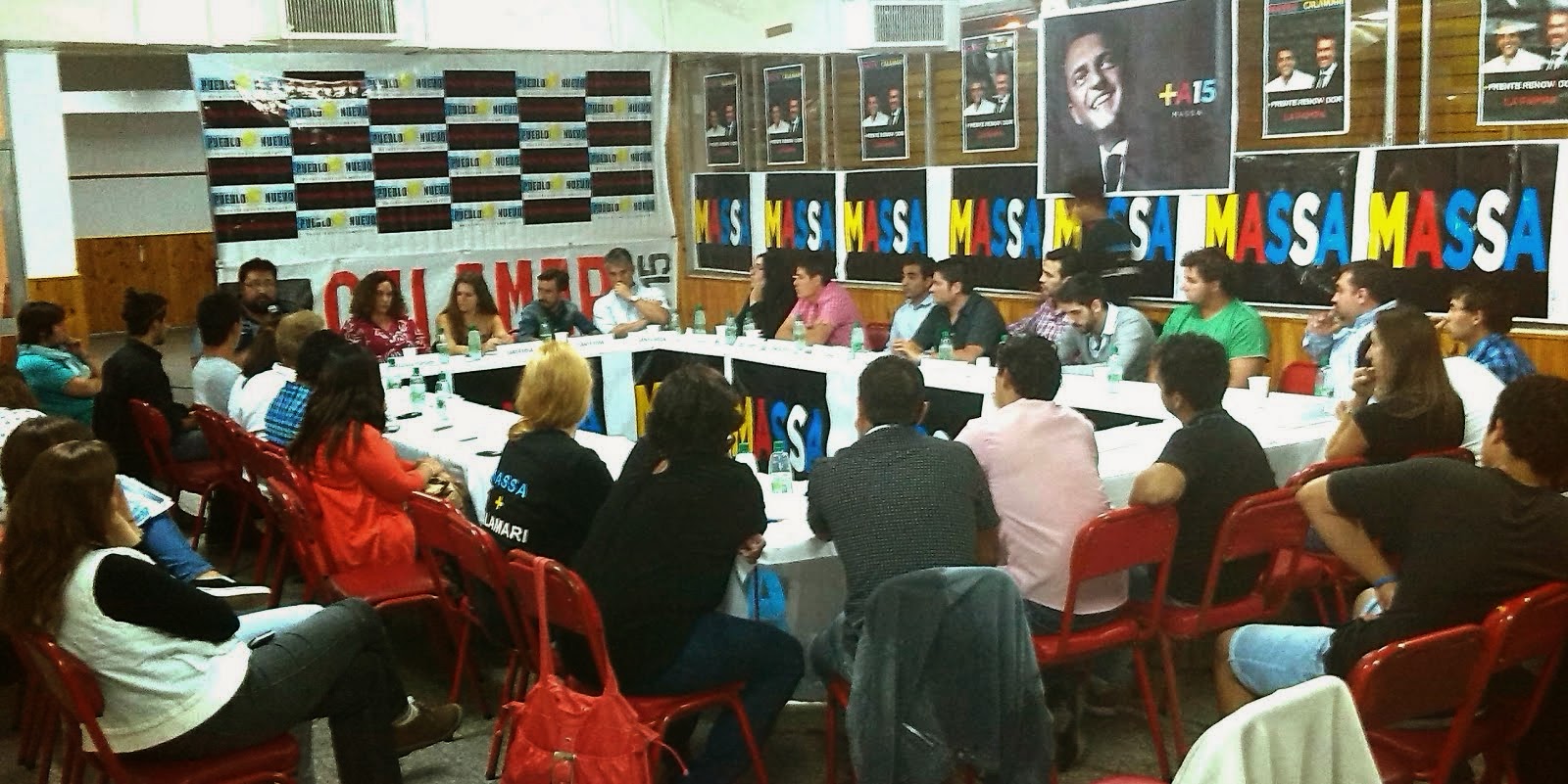 Dirigentes juveniles de Pueblo Nuevo en pleno debate