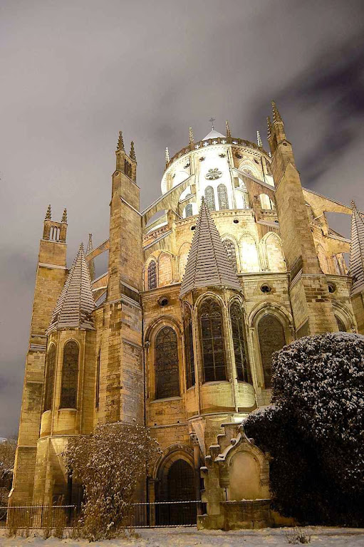 Bourges: a catedral de Santo Estêvão obra prima do gótico.