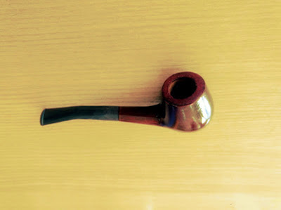 A imagem mostra o cachimbo para fumar é bonito, mas produz uma fumaça venenosa que mata por que possui substâncias tóxicas. O tabagismo no mundo é considerado o maior causador de mortes entre os usuários. Eles inalam mais de 4.720 substâncias químicas nocivas e que atinge diretamente todo o organismo e provoca mais de 50 tipos de doenças como o câncer, doenças respiratórias, impotência sexual, transtornos, psíquicos e etc