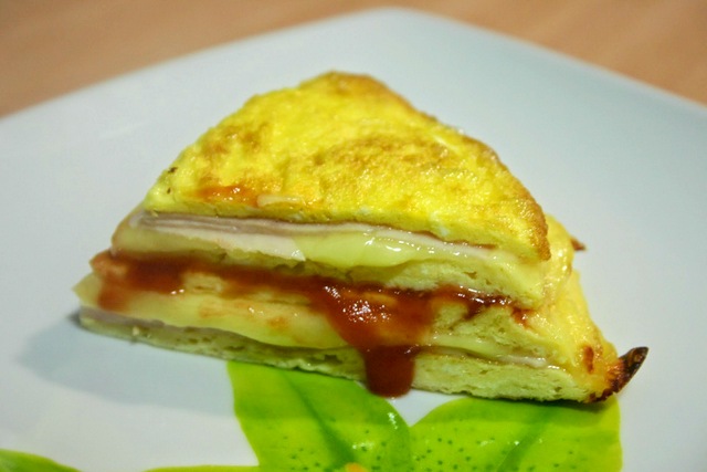 Milhoja-de-tortilla-rellena-de-jamon-queso-y-ketchup