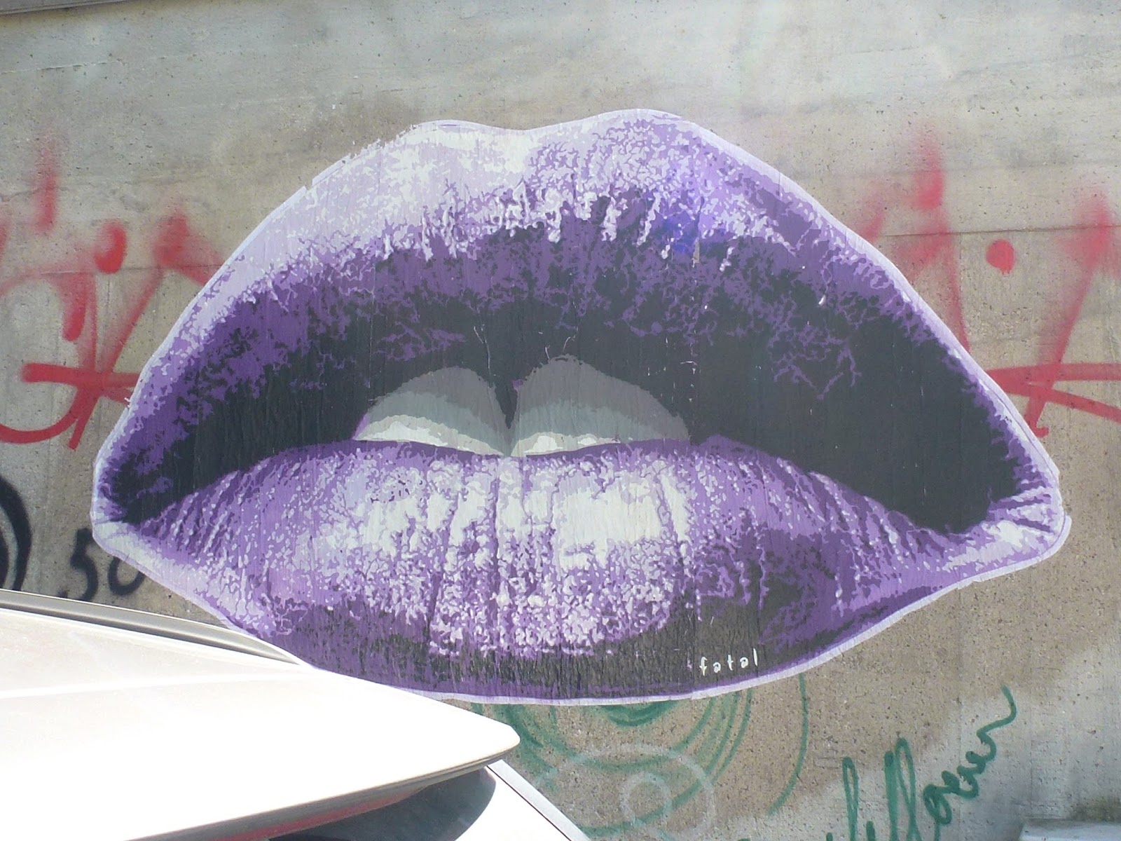 Streetart Und Urbane Kommunikation In Munchen Lila Lippen In Uberformat Fatal