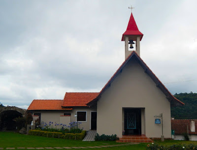 A capela da Igreja Católica de Monte Verde fica na vila dos moradores locais, cuja arquitetura é mais simples e humilde em relação ao conjunto de forte inspiração europeia.