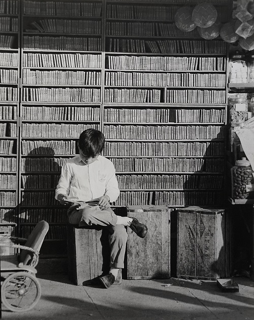 Foto: Yau Leung - "Streetside Library (O’brien Road, Wan Chai)", 1961. Foto: Yau Leung - "Streetside Library (O’brien Road, Wan Chai)", 1961. // imagenes chidas, historicas, bellas, hong kong antiguo, blanco y negro, cool pictures, vintage photos.