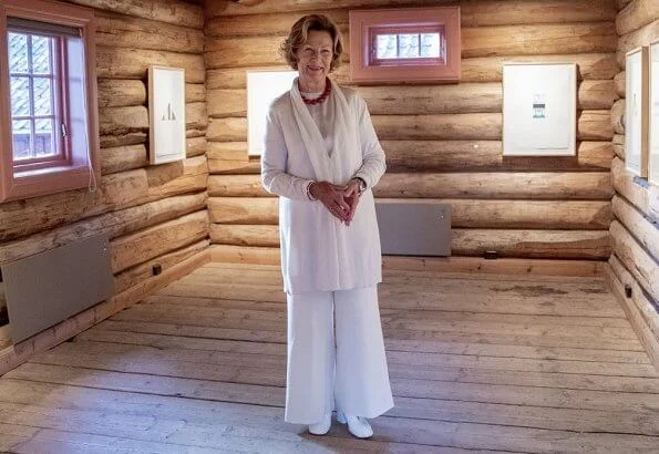 Queen Sonja and Magne Furuholmen have collaborated on an artistic project in support of the Queen Sonja Print Award. Sonja in white blazer
