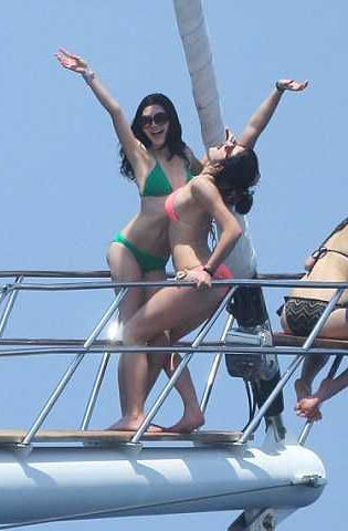 Retro Bikini: 100+ Kylie Jenner Top Bikini Pictures