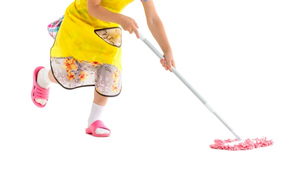 AGE-APPROPRIATE CHORES FOR KIDS (Chores for preschoolers/toddlers) #choresforkidsbyage #choresforkids #ageappropriatechoresforkids #ageappropriatechores #howtomakechoresfun #parenting  