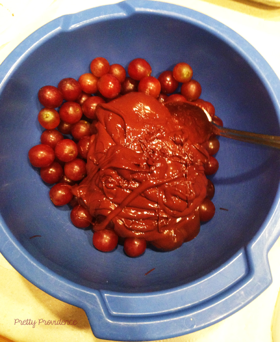 How to Make Chocolate Covered Grapes {by www.prettyprovidence.com}
