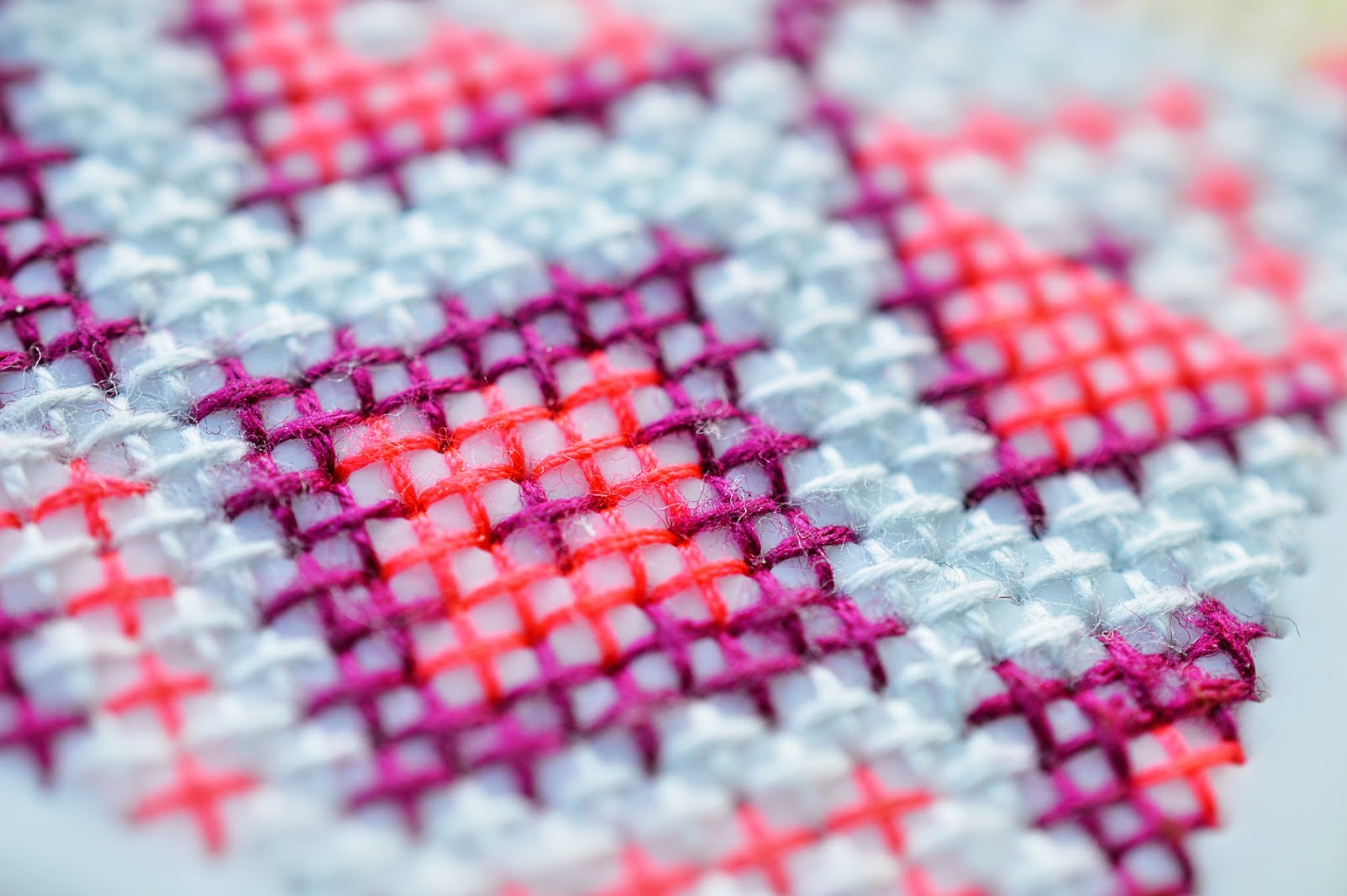 DIY EMBROIDERED iPHONE CASE + free template Motte