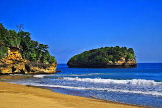 Pantai Bajul Mati, Si Pantai Super Eksotis di Malang. Pantai Bajul Mati, Si Pantai Super Eksotis di Malang.